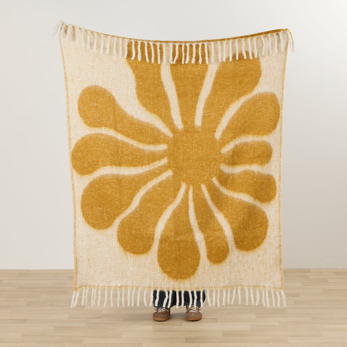Happy Throw - Gold/White thick cosy throw with oversized organic floral pattern and fringed edges.
