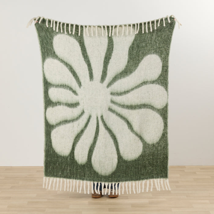 Happy Throw - Green/White thick cosy throw with playful organic floral pattern and fringe ends.