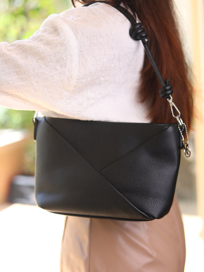 Slingvelope Black Sling Bag